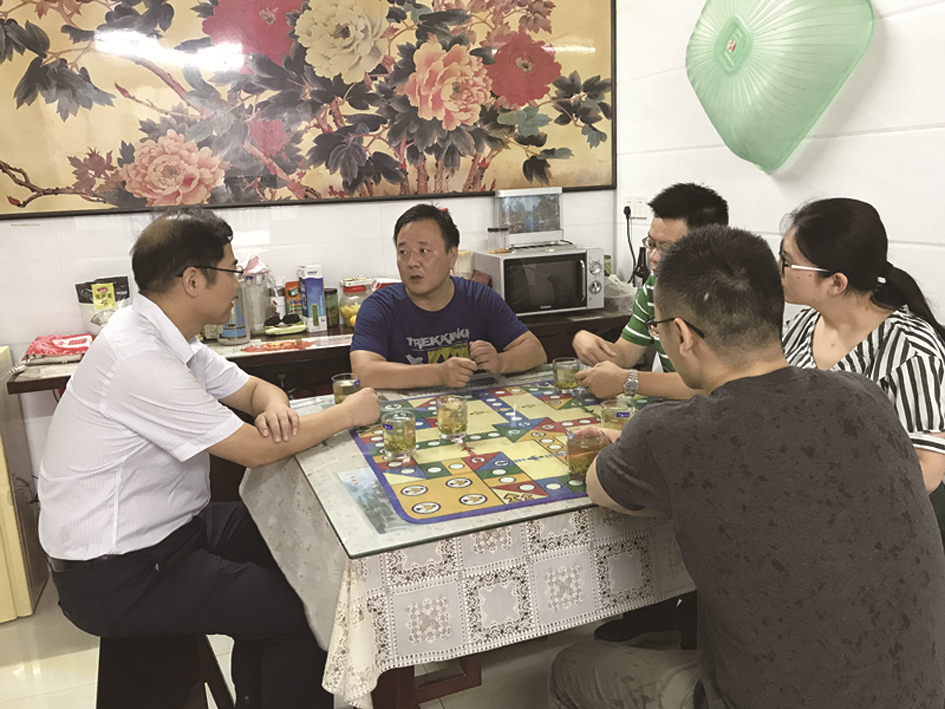 T市總工會(huì)副主席張小軍(左)一行到公司特困職工呂亞新家中走訪慰問(wèn).jpg